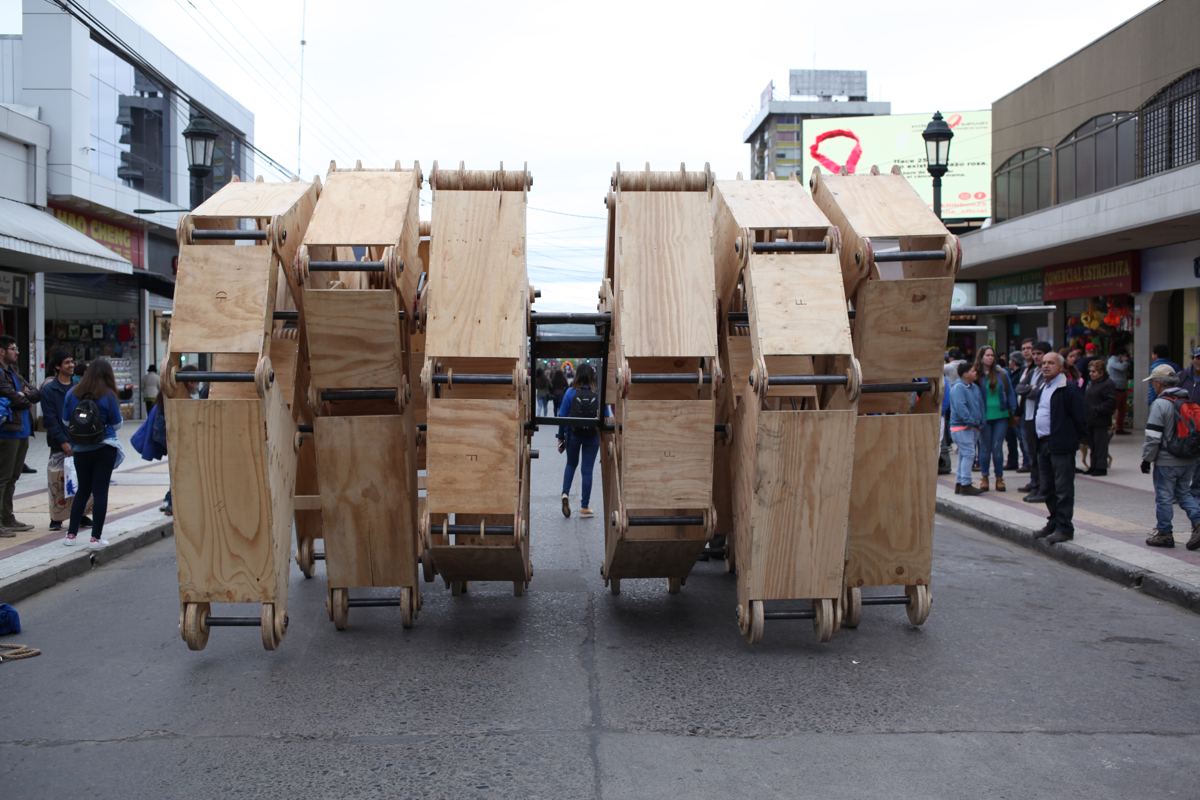 Animaris Talquinus, estructura caminante de madera, en una calle de Talca